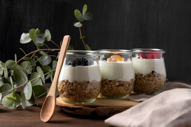 Glazen met granen en yougurt met fruit