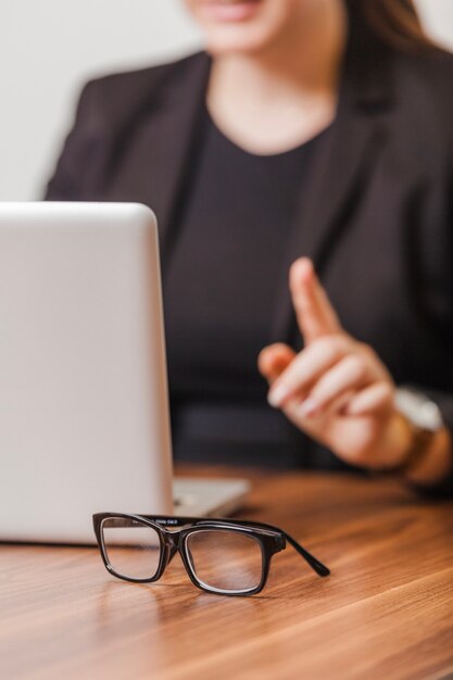 Glazen op tafel van werkende vrouw