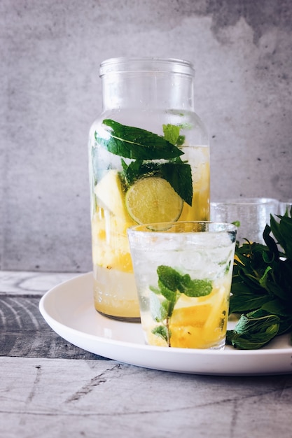 glazen pot en een drinkglas gevuld met limonadesap