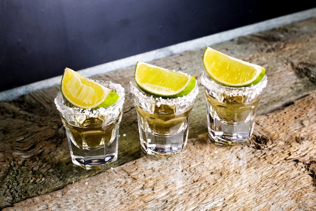 Glazen tequila aan de bar