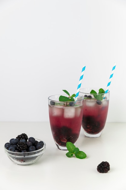 Glazen verse iced juice mix van blackberry en veenbessen