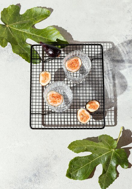 Glazen water met fruit op tafel