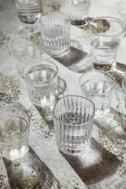 Glazen water op tafel