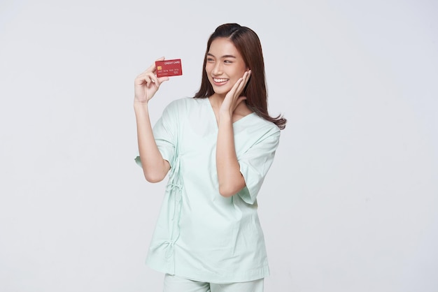 Glimlach aziatische vrouwenpatiënt die creditcard tonen gezondheidszorgkosten kosten geldbesparingen