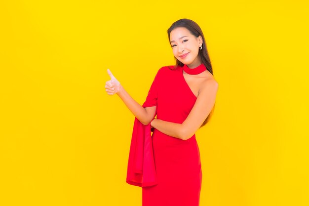 Glimlach van de portret de mooie jonge aziatische vrouw met actie