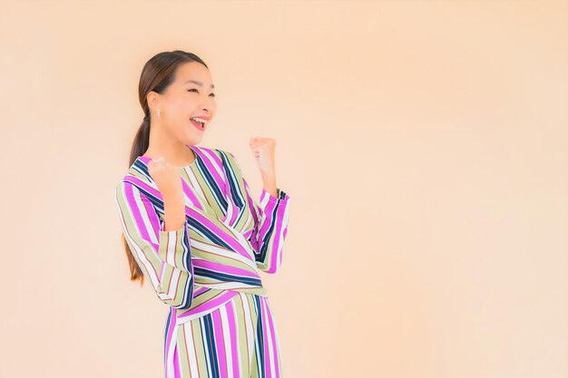 Glimlach van de portret ontspant de mooie jonge Aziatische vrouw in actie op kleur