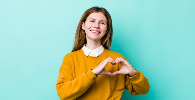 glimlachen en gelukkig voelen schattig romantisch en verliefd hartvorm maken met beide handen