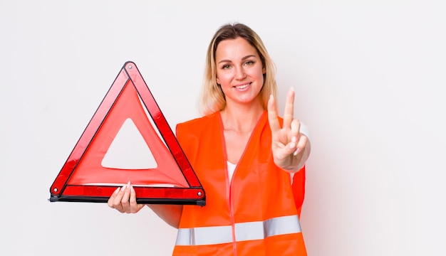 Glimlachend en gelukkig kijkend naar overwinning of vrede