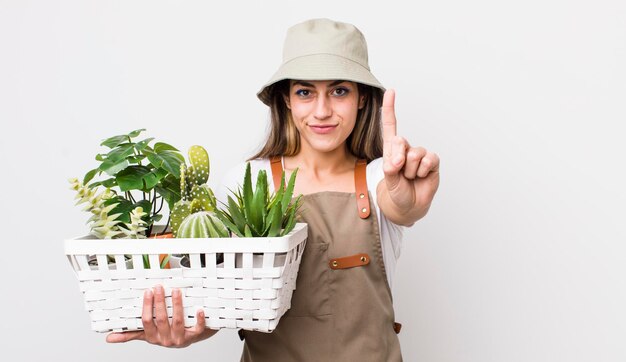 Glimlachend en vriendelijk kijkend met nummer één