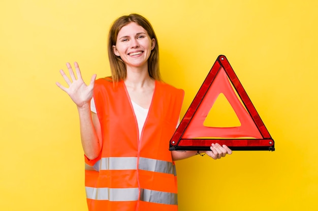 Glimlachend en vriendelijk kijkend met nummer vijf