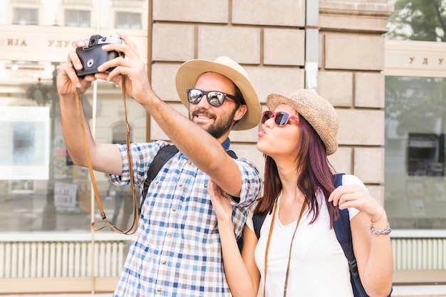 Glimlachend jong paar die selfie op camera nemen