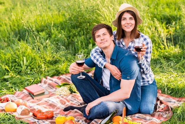 Glimlachend jong stel op veldpicknick