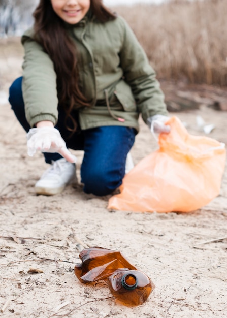 Gratis foto glimlachend meisje dat de grond schoonmaakt