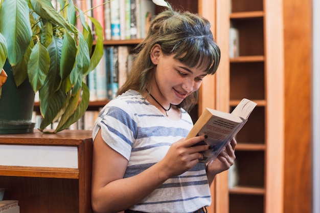 Glimlachend meisje lezen