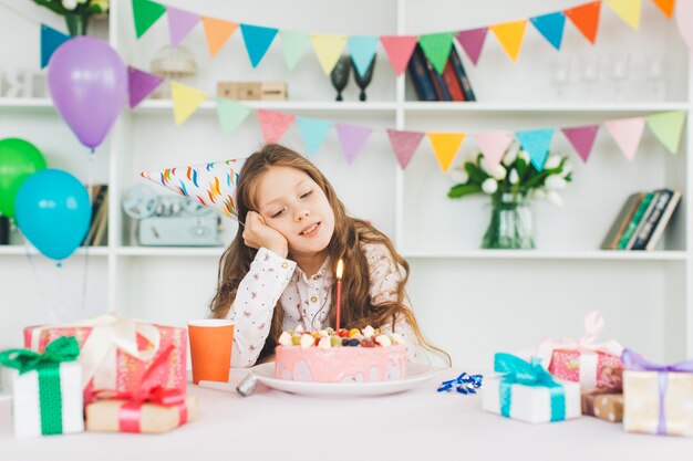 Glimlachend meisje met een verjaardagstaart