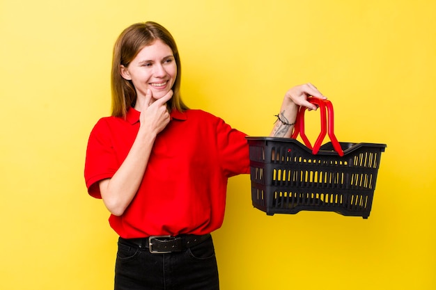 Glimlachend met een vrolijke zelfverzekerde uitdrukking met de hand op de kin