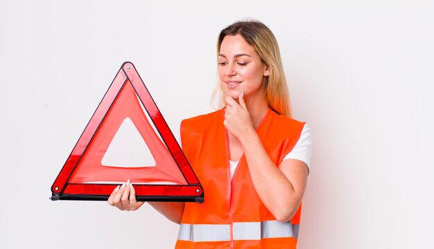 Glimlachend met een vrolijke zelfverzekerde uitdrukking met de hand op de kin