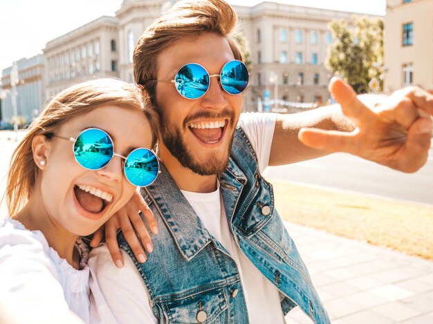 Glimlachend mooi meisje en haar knappe vriendje in casual zomer kleding.