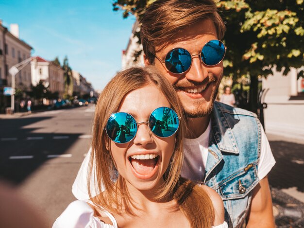 Glimlachend mooi meisje en haar knappe vriendje in casual zomer kleding.