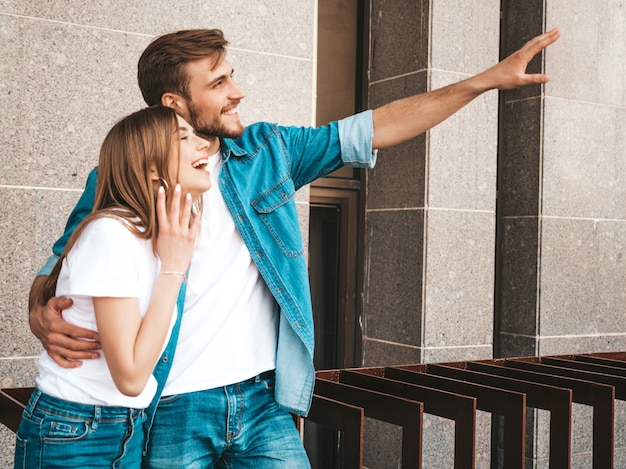 Glimlachend mooi meisje en haar knappe vriendje. Vrouw in casual zomer jeans kleding.