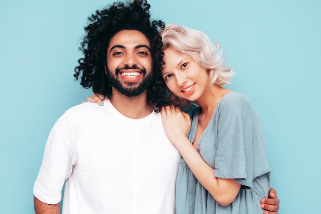 Glimlachend mooie vrouw en haar knappe vriendje Sexy vrolijke multiraciale familie met tedere momenten op beige achtergrond in studio Multi-etnische modellen knuffelen elkaar omhelzen liefde concept