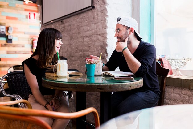 Glimlachend paar zitten samen in het café