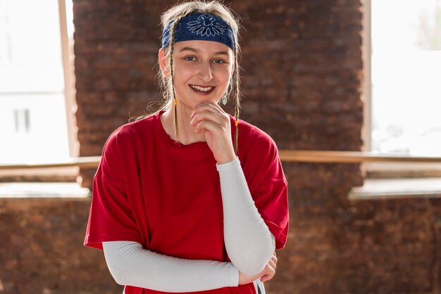 Glimlachend portret van een vrouwelijke danser die camera bekijkt