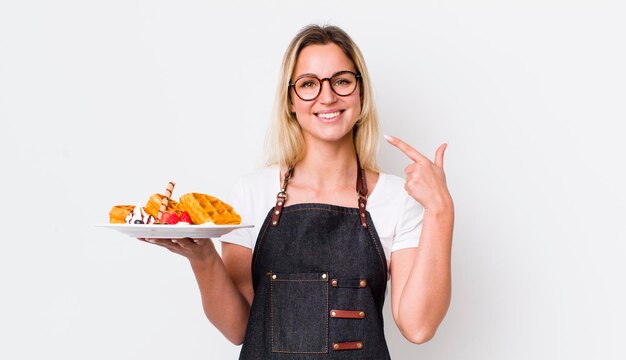 glimlachend vol vertrouwen wijzend naar eigen brede glimlach