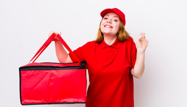 Glimlachend, vrolijk zwaaiend met de hand, verwelkomend en groetend