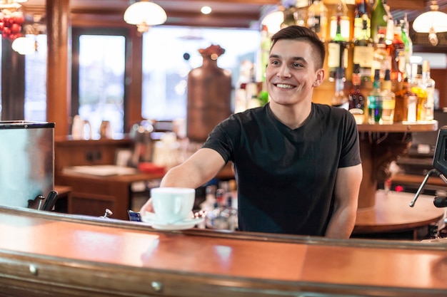Glimlachende barista die koffie geeft