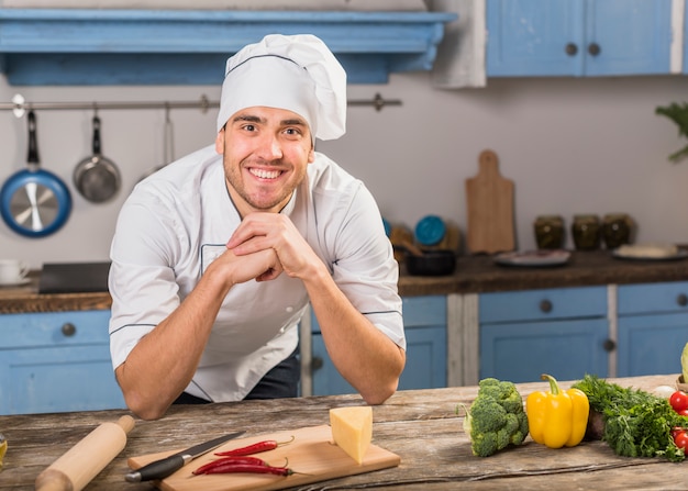 Glimlachende chef-kok in de keuken