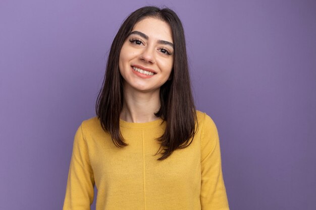 Glimlachende jonge mooie blanke vrouw