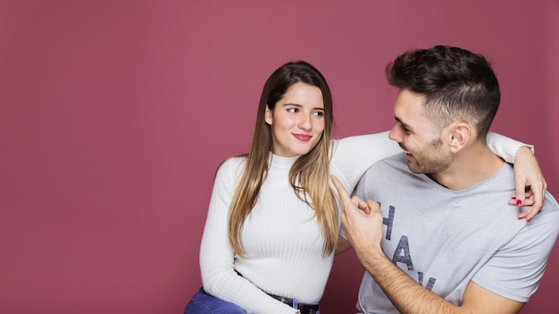 Gratis foto glimlachende jonge vrouw die de gelukkige mens koestert