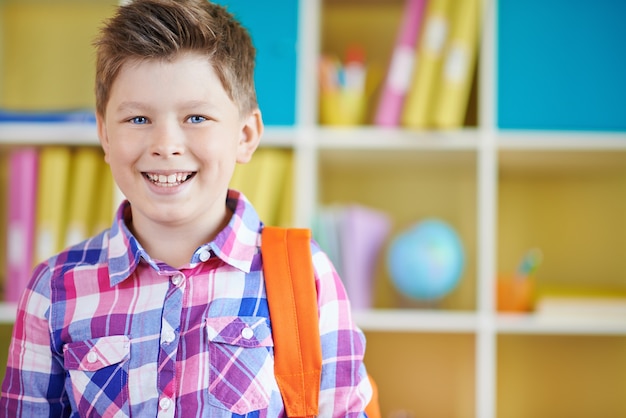 Glimlachende jongen op school