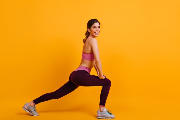 Glimlachende leuke vrouw die van training geniet