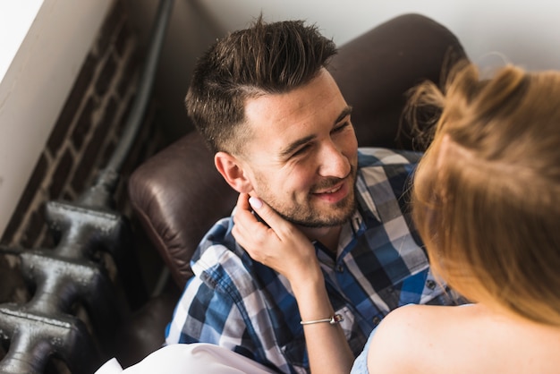 Gratis foto glimlachende man die vrouw bekijken