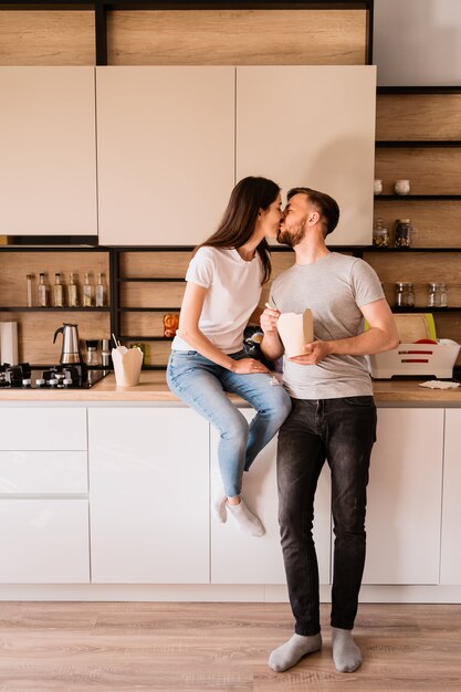 Glimlachende man en vrouw die samen lunch hebben thuis