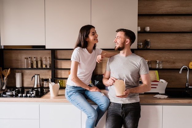 Glimlachende man en vrouw die samen lunch hebben thuis