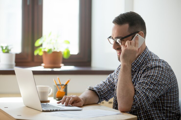 Gratis Foto glimlachende mannelijke raadplegende cliënt online
