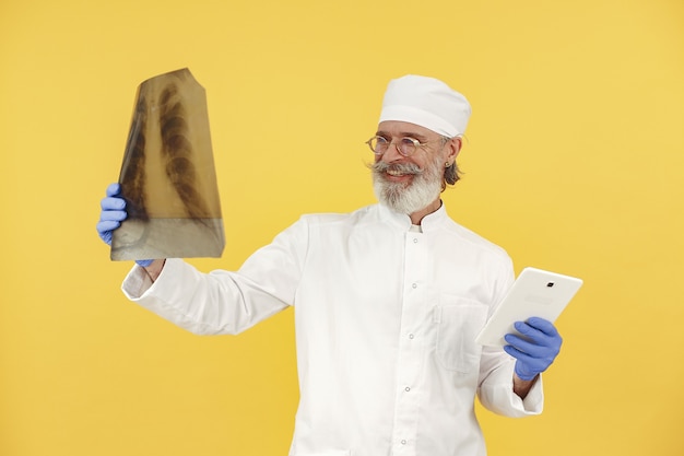 Glimlachende medische arts met tablet. Geïsoleerd. Man in blauwe handschoenen.