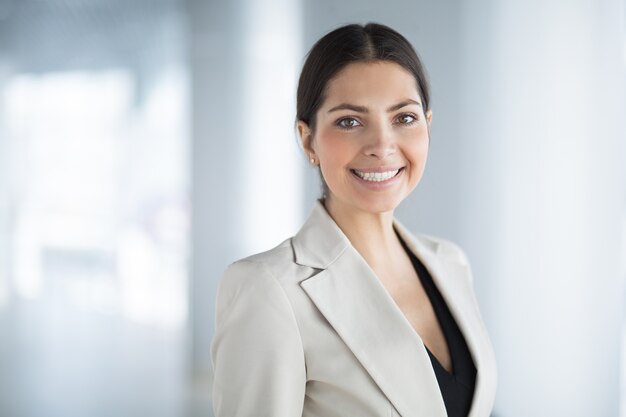 Glimlachende Mooie Medio-Amerikaanse Business Woman