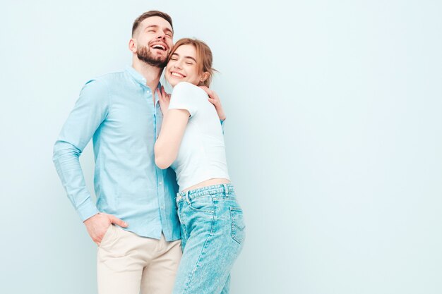 Glimlachende mooie vrouw en haar knappe vriendje