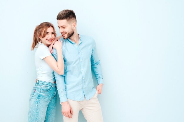 Glimlachende mooie vrouw en haar knappe vriendje