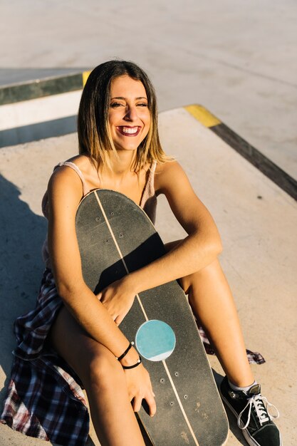 Glimlachende schaatser meisje met bord