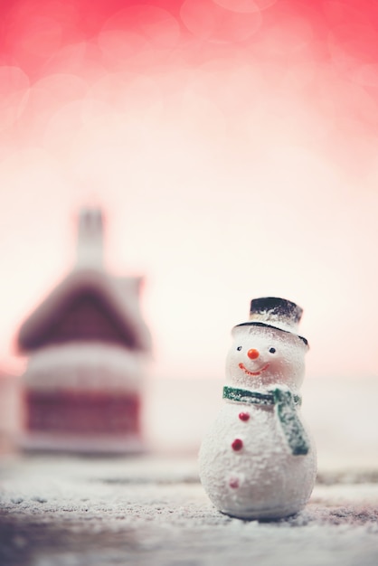 Glimlachende sneeuwman met sneeuw en heldere achtergrond