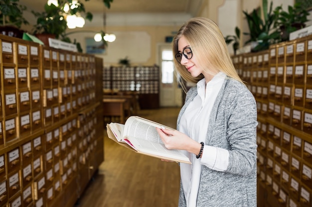 Glimlachende student die goed boek leest