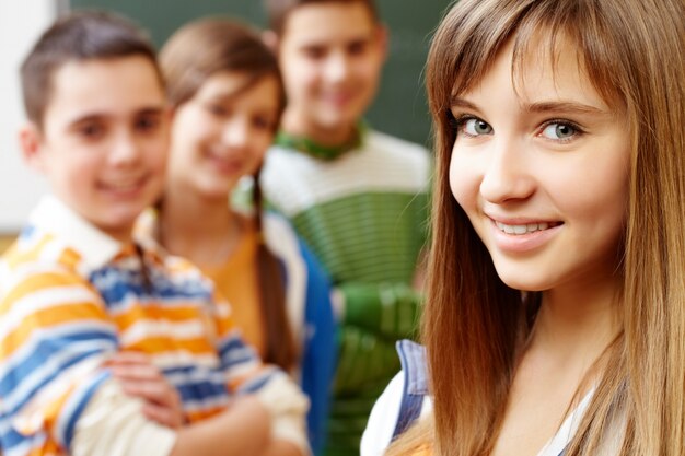 Glimlachende student met klasgenoten vage achtergrond