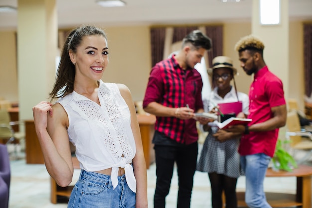 Glimlachende student poseren flirty