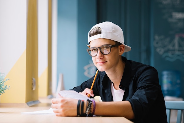 Gratis foto glimlachende student poseren in de klas