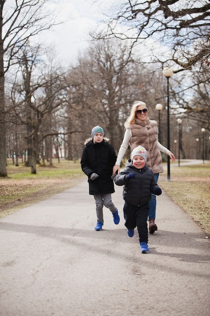 Glimlachende vrouw die achter haar zoon loopt